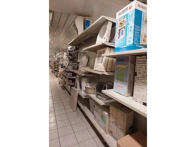 Volledige inhoud rek sanitair toebehoren - afbeelding 1 van  21