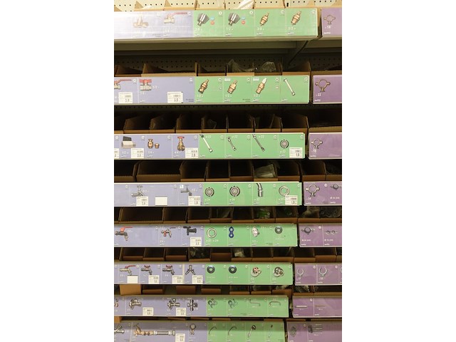 Volledige inhoud rek sanitair toebehoren - afbeelding 2 van  14