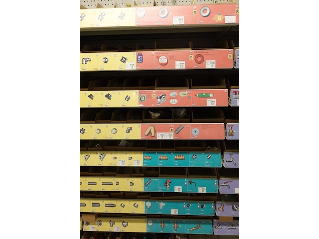 Volledige inhoud rek sanitair toebehoren - afbeelding 3 van  14