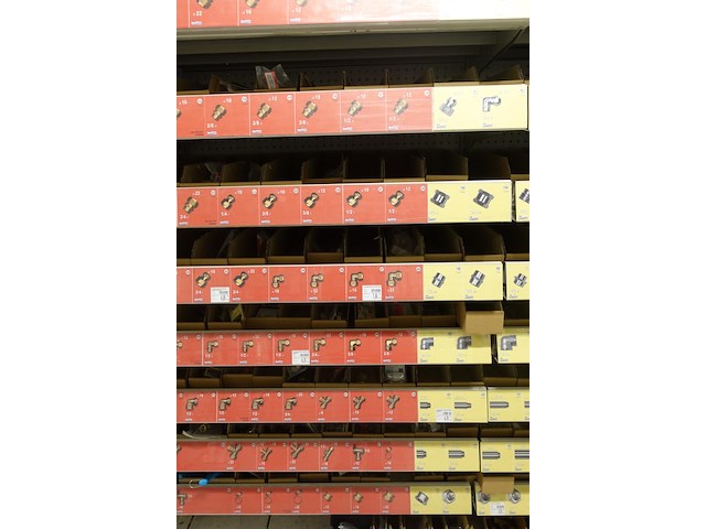 Volledige inhoud rek sanitair toebehoren - afbeelding 4 van  14