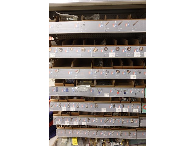 Volledige inhoud rek sanitair toebehoren - afbeelding 6 van  14