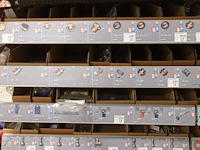 Volledige inhoud rek sanitair toebehoren - afbeelding 6 van  14