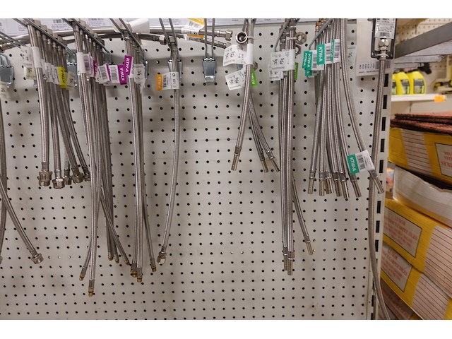 Volledige inhoud rek sanitair toebehoren - afbeelding 9 van  14