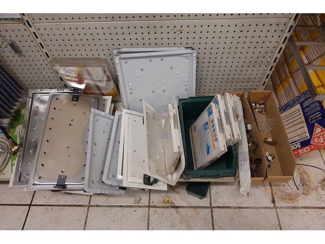 Volledige inhoud rek sanitair toebehoren - afbeelding 10 van  14