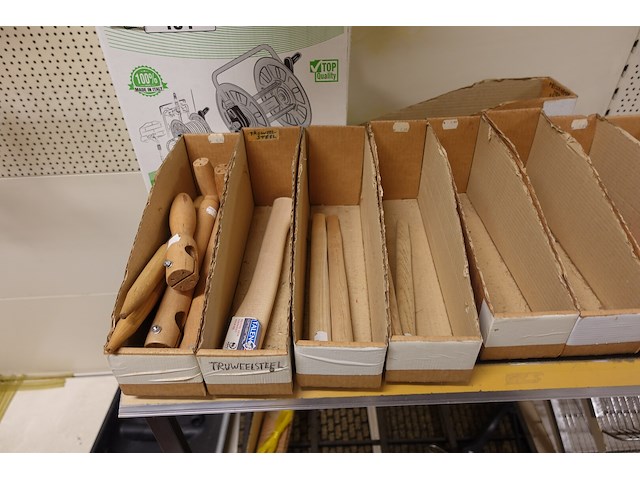 Volledige inhoud rek tuingereedschap - afbeelding 3 van  11