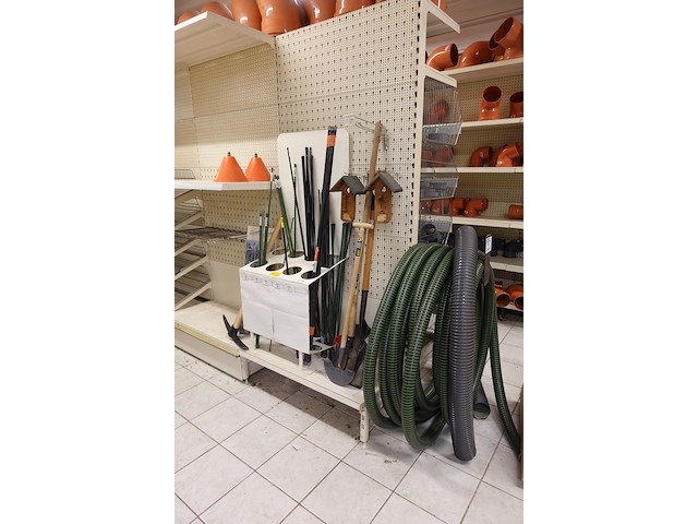 Volledige inhoud rek tuingereedschap - afbeelding 1 van  11