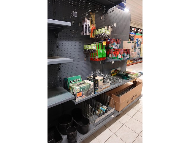 Volledige inhoud rek vijvertoebehoren - afbeelding 1 van  13