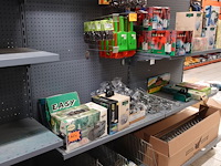 Volledige inhoud rek vijvertoebehoren - afbeelding 1 van  13