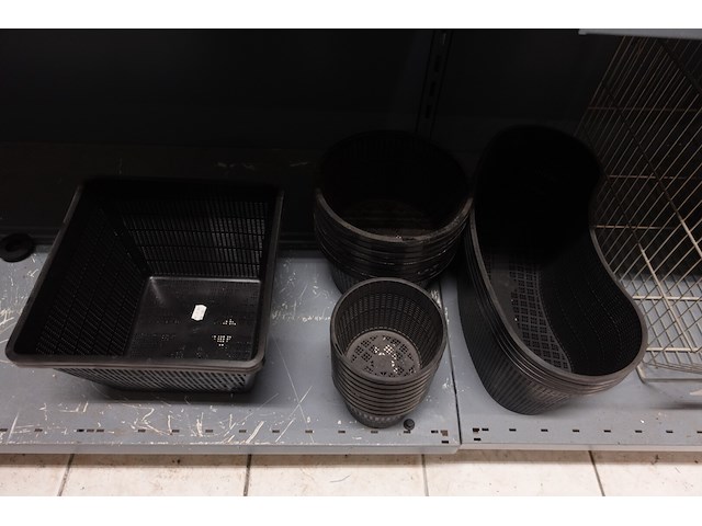 Volledige inhoud rek vijvertoebehoren - afbeelding 6 van  13