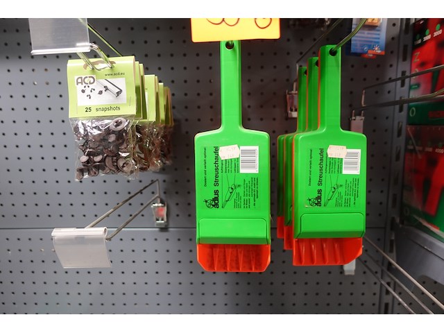 Volledige inhoud rek vijvertoebehoren - afbeelding 8 van  13