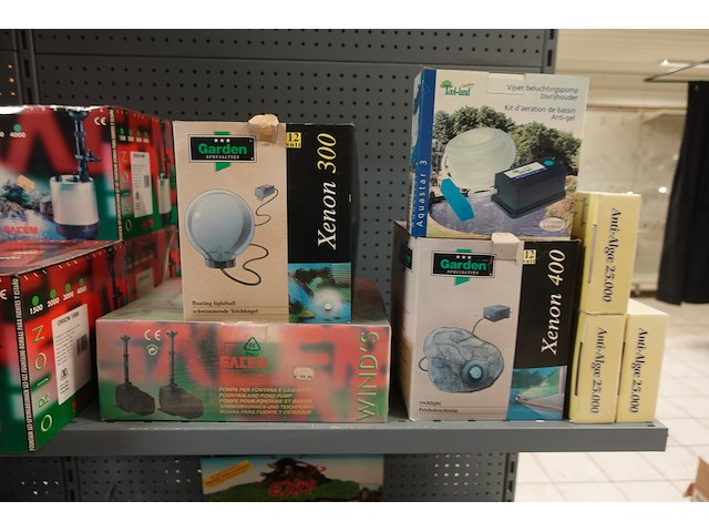 Volledige inhoud rek vijvertoebehoren - afbeelding 13 van  13