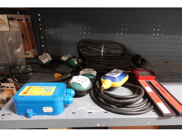 Volledige inhoud rek vijvertoebehoren - afbeelding 6 van  16