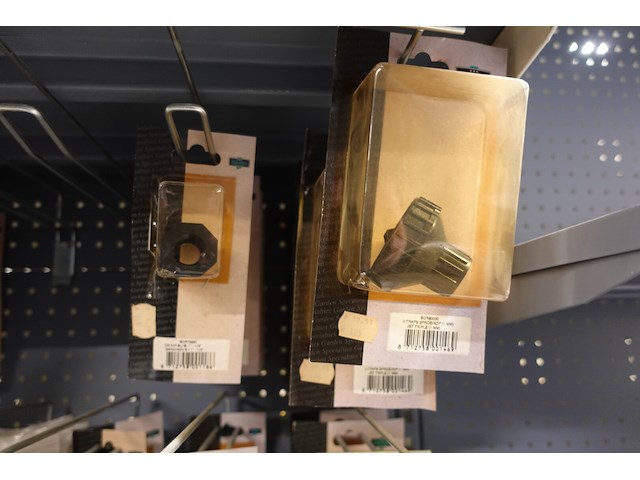 Volledige inhoud rek vijvertoebehoren - afbeelding 7 van  16