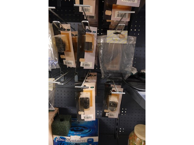 Volledige inhoud rek vijvertoebehoren - afbeelding 8 van  16