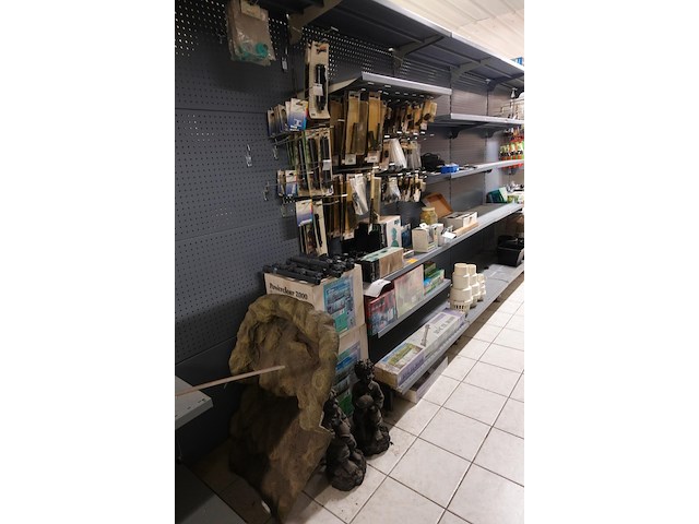 Volledige inhoud rek vijvertoebehoren - afbeelding 1 van  16