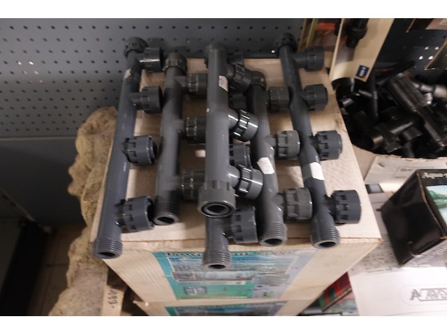 Volledige inhoud rek vijvertoebehoren - afbeelding 12 van  16