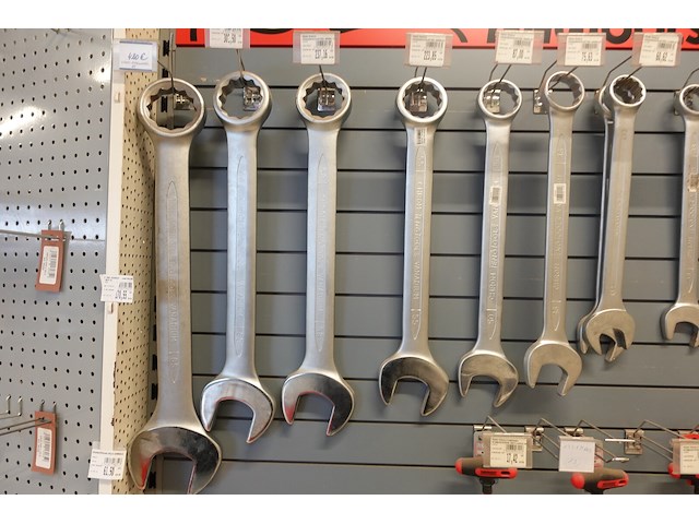 Volledige inhoud rek werkgereedschap - afbeelding 17 van  29