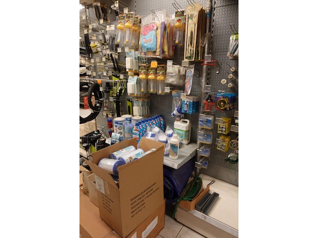 Volledige inhoud rek zwembadtoebehoren - afbeelding 1 van  10