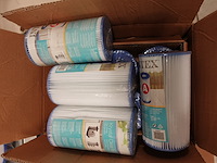 Volledige inhoud rek zwembadtoebehoren - afbeelding 3 van  10