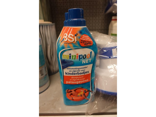 Volledige inhoud rek zwembadtoebehoren - afbeelding 4 van  10