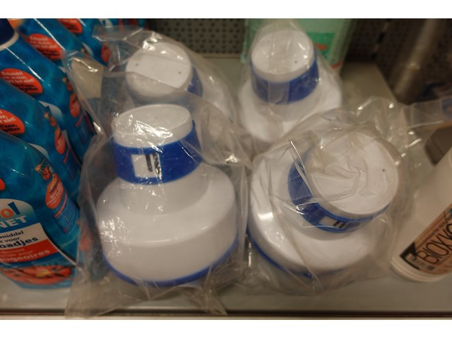 Volledige inhoud rek zwembadtoebehoren - afbeelding 5 van  10