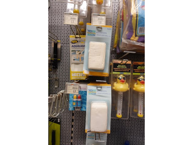 Volledige inhoud rek zwembadtoebehoren - afbeelding 7 van  10