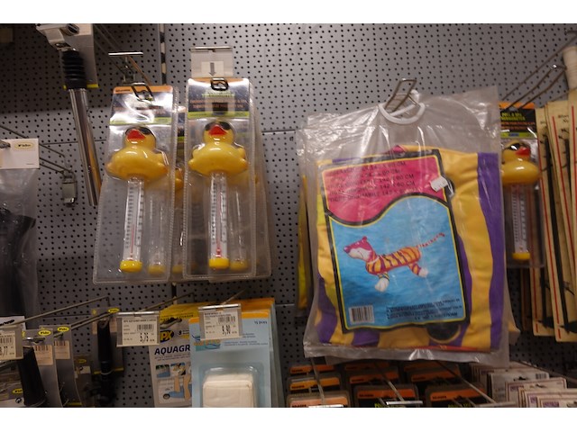 Volledige inhoud rek zwembadtoebehoren - afbeelding 8 van  10