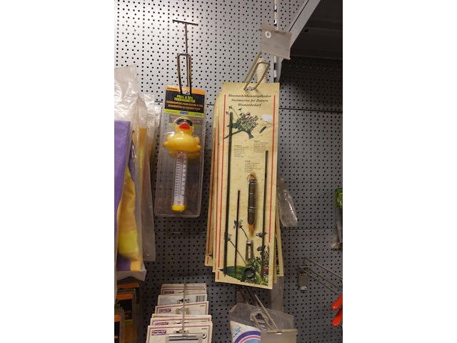 Volledige inhoud rek zwembadtoebehoren - afbeelding 9 van  10