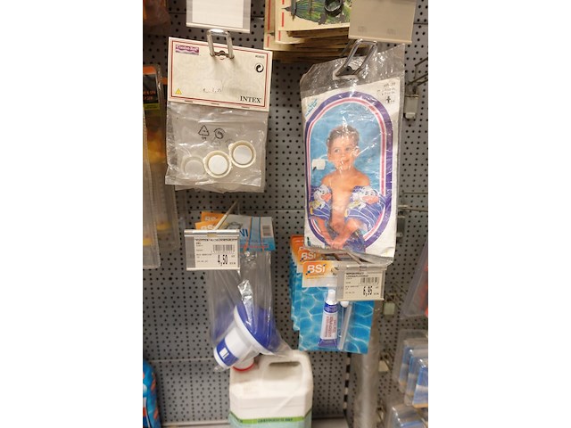 Volledige inhoud rek zwembadtoebehoren - afbeelding 10 van  10