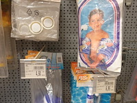 Volledige inhoud rek zwembadtoebehoren - afbeelding 10 van  10