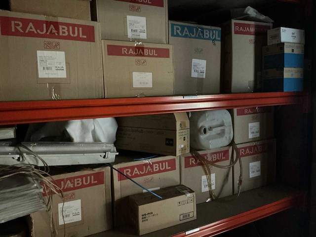 Volledige inhoud stockruimte - afbeelding 9 van  14
