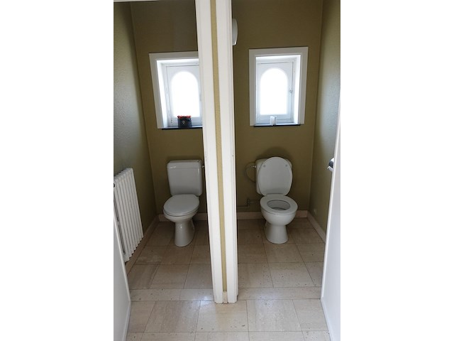 Volledige inhoud toiletruimte - afbeelding 1 van  5