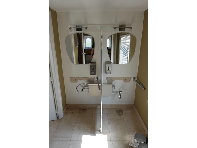 Volledige inhoud toiletruimte - afbeelding 2 van  5
