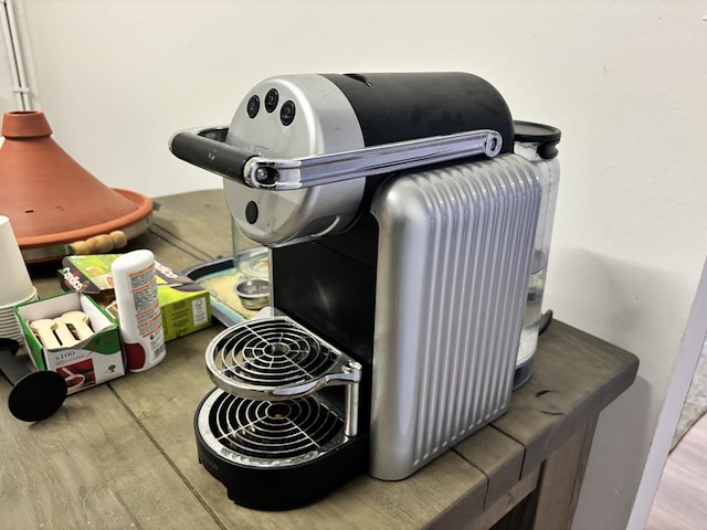 Volledige inhoud woonkamer, keuken en badkamer - afbeelding 4 van  15