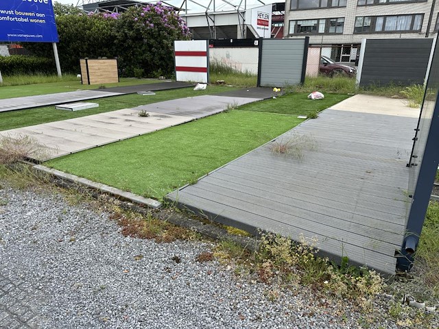Volledige inrichting showroom buiten - afbeelding 2 van  8