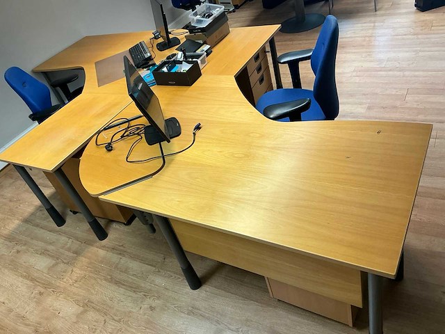 Volledige kantooropstelling met inhoud - afbeelding 12 van  43