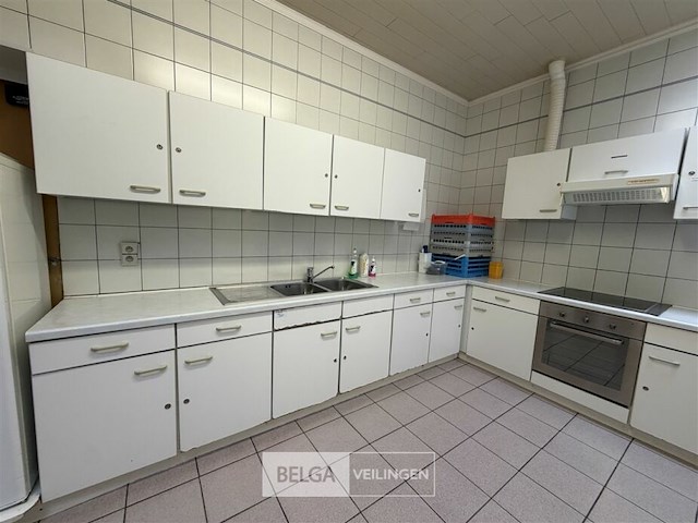 Volledige keuken met toestellen - afbeelding 2 van  9