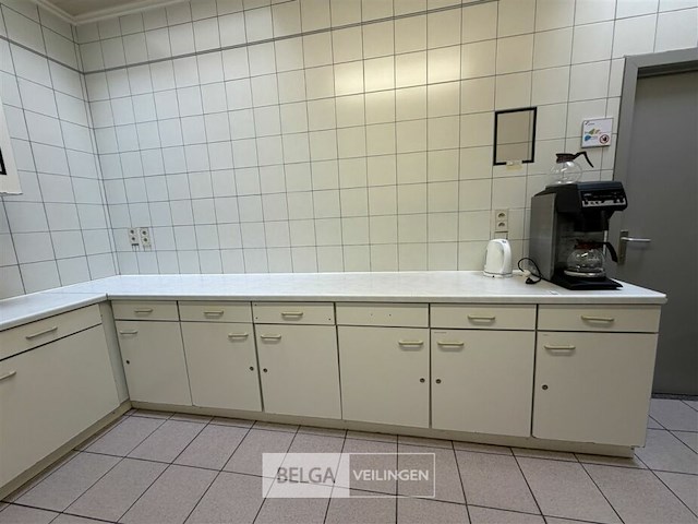 Volledige keuken met toestellen - afbeelding 5 van  9
