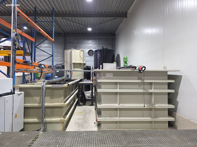 Volledige ontlakkings/meng installatie - afbeelding 15 van  24
