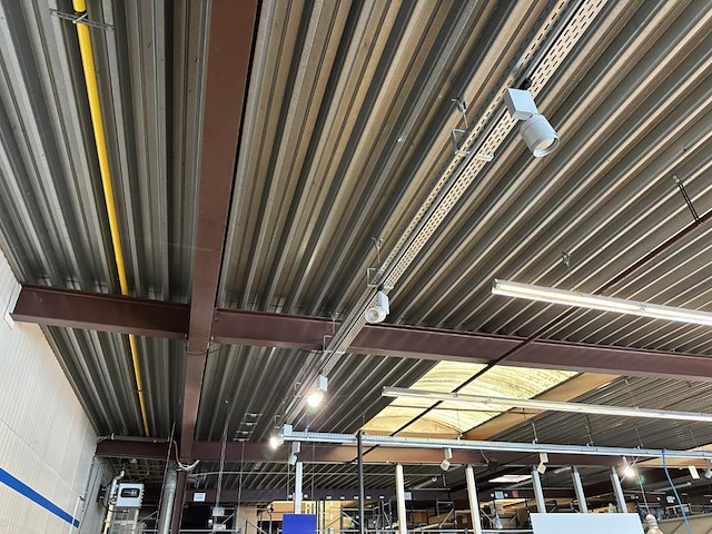 Volledige plafondverlichting showroom - afbeelding 3 van  8