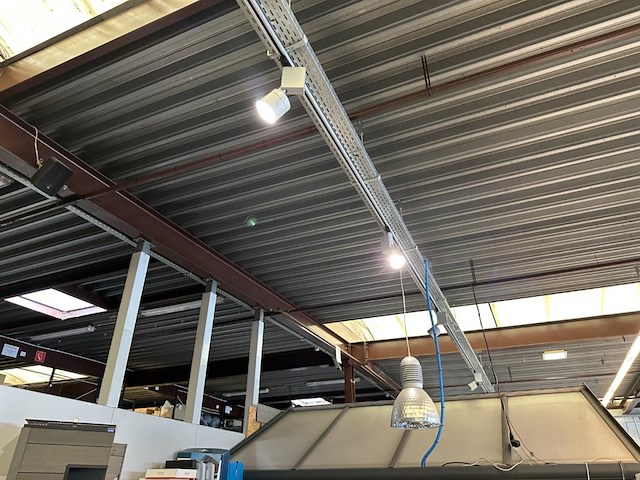 Volledige plafondverlichting showroom - afbeelding 5 van  8