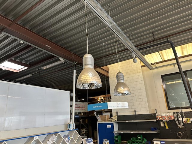 Volledige plafondverlichting showroom - afbeelding 7 van  8