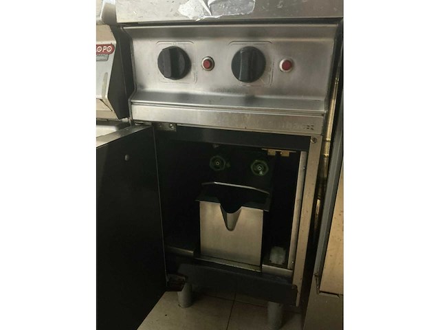 Volledige restaurantinrichting - afbeelding 30 van  93