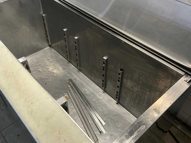 Volledige restaurantinrichting - afbeelding 35 van  93