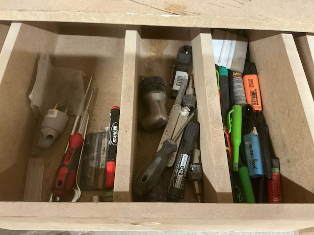 Volledige resterende inhoud gereedschapstafel - afbeelding 12 van  18