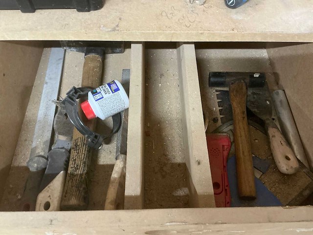 Volledige resterende inhoud gereedschapstafel - afbeelding 15 van  18