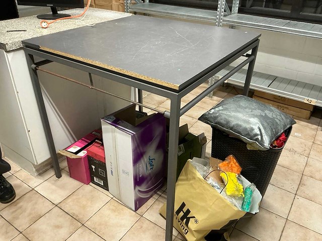 Volledige restinhoud magazijnkantoor - afbeelding 8 van  9