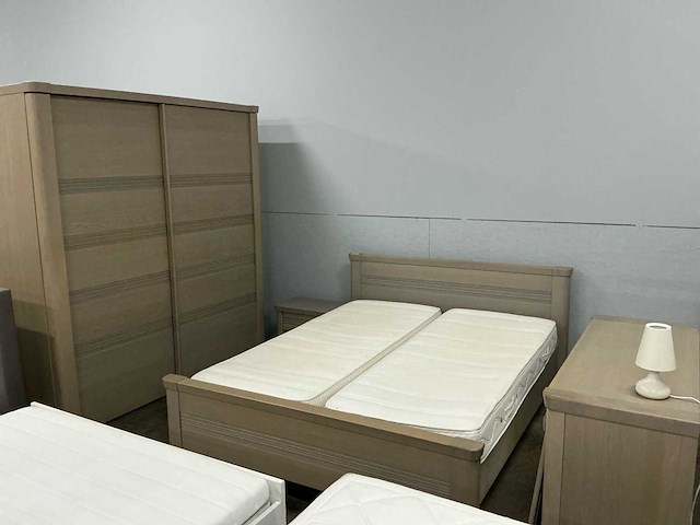 Volledige slaapkamerset (bed, opbergkast, nachtkasten en commode) - afbeelding 1 van  5