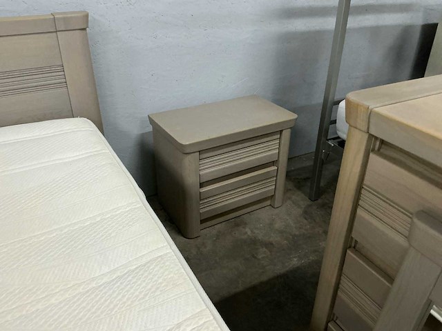 Volledige slaapkamerset (bed, opbergkast, nachtkasten en commode) - afbeelding 2 van  5