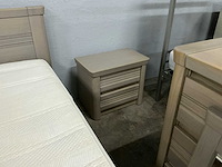 Volledige slaapkamerset (bed, opbergkast, nachtkasten en commode) - afbeelding 2 van  5